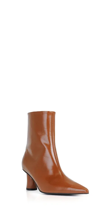 Pointed Curvy Boots In Brown